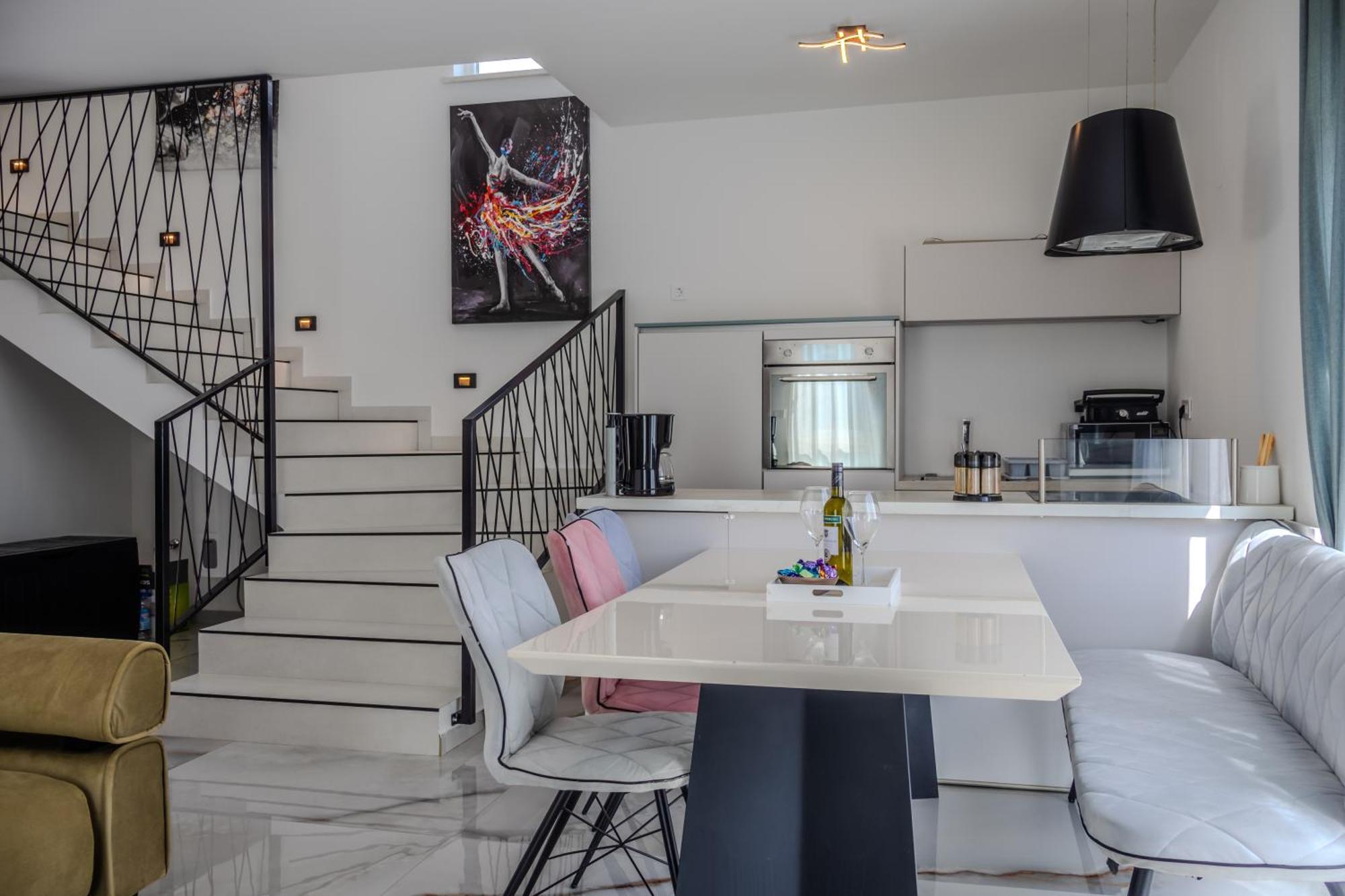 Villa Dino With Private Parking & Pool