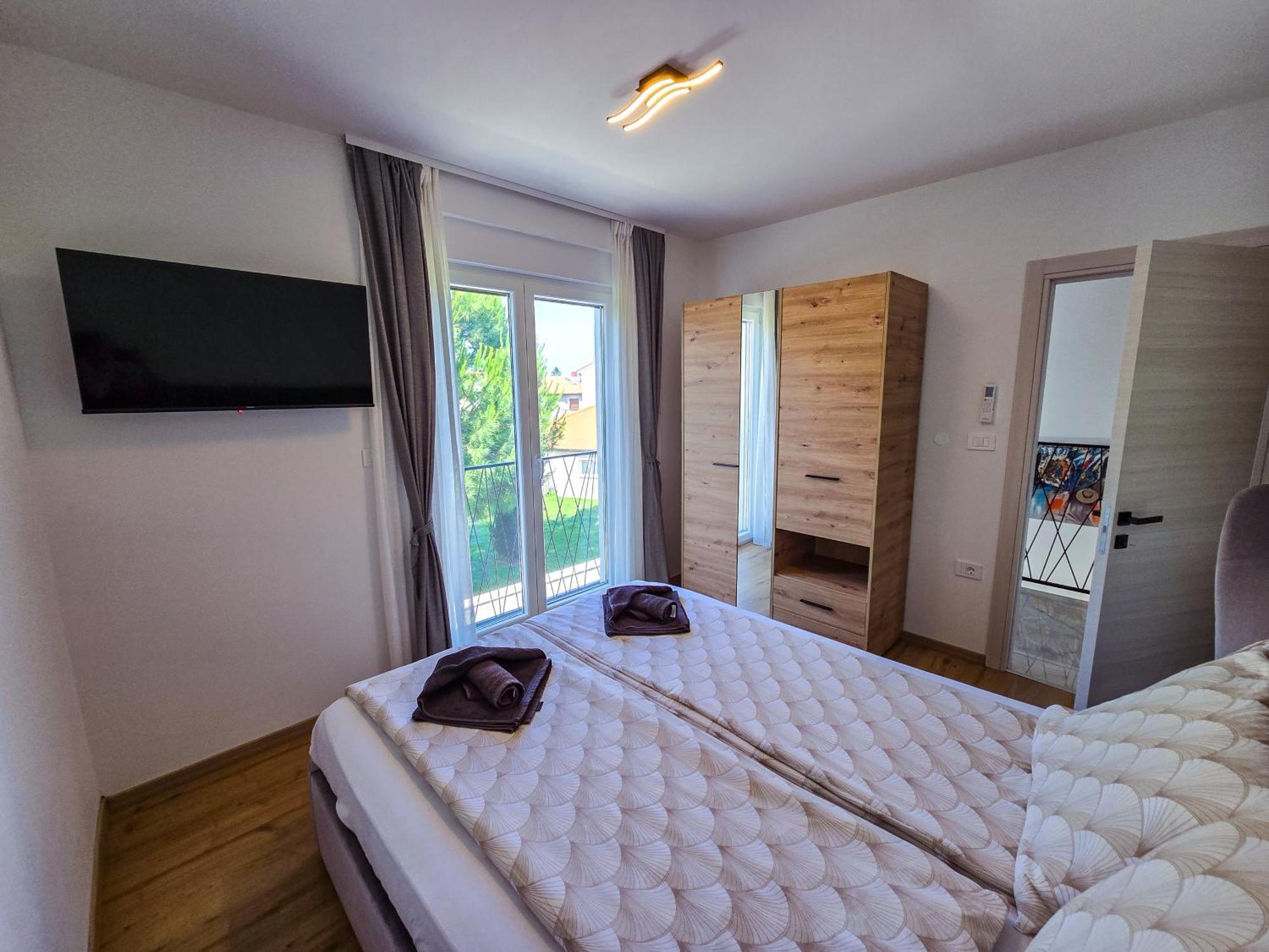 Dino With Private Parking & Pool Villa
