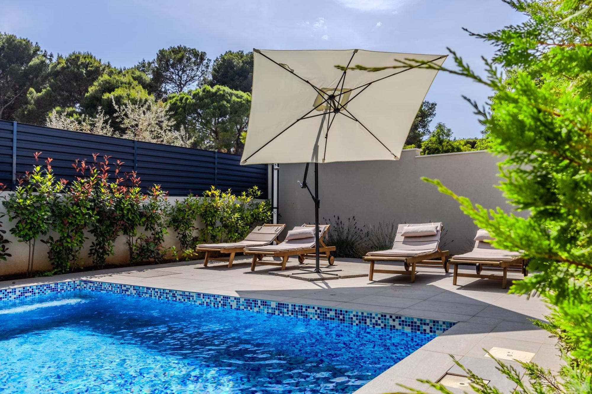 Villa Dino With Private Parking & Pool